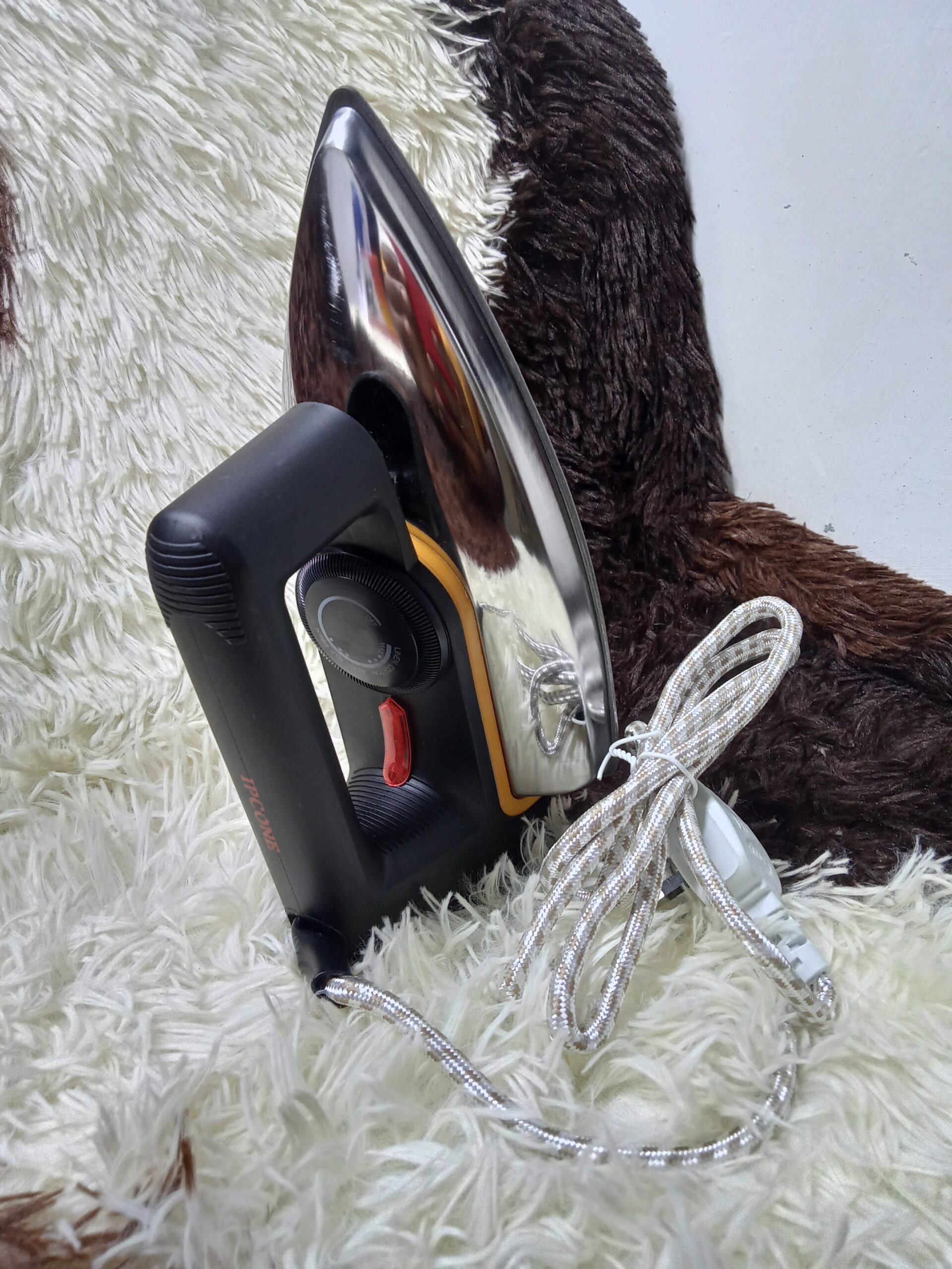 Ipcone Dry Iron – 1000W Non-Stick Soleplate - Image 3